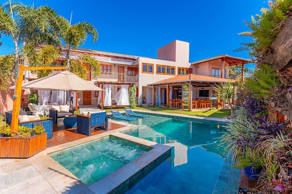 Utendørsbasseng, bassengparasoller og solsenger