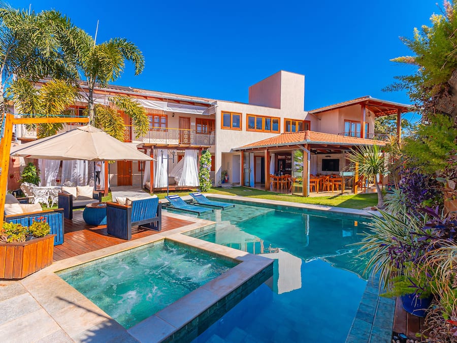 Kolam renang terbuka, dibuka dari pukul 6:00 hingga 22:00, payung kolam