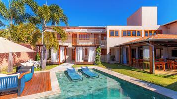 Außenpool, geöffnet von 06:00 Uhr bis 22:00 Uhr, Sonnenschirme