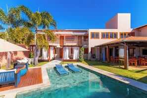 Outdoor pool, open 6:00 AM to 10:00 PM, pool umbrellas, pool loungers - Pousada Vila Rica (Pirenópolis)