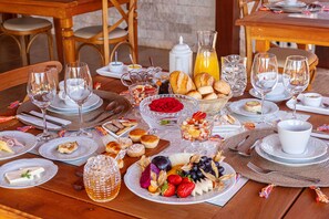 Free daily cooked-to-order breakfast