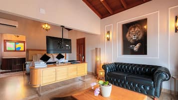 Estudi en suite de luxe, 1 llit de matrimoni, banyera d'hidromassatge | Roba de llit d'alta qualitat, minibar i decoració individual