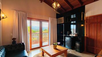 Luxe studio suite, 1 queensize bed, bubbelbad | Woonruimte | Een 32-inch smart-tv met kabelzenders en streamingdiensten