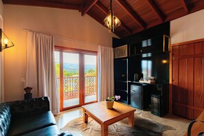 Luxury Studio Suite, 1 Queen Bed, Jetted Tub | Living area | 32-inch Smart TV with cable channels, streaming services - Pousada Vila Rica (Pirenópolis)