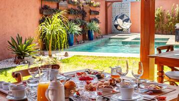 Tägliches inbegriffenes nach Wunsch zubereitetes Frühstück