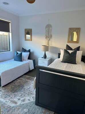 3 chambres, coffres-forts dans les chambres, fer et planche à repasser