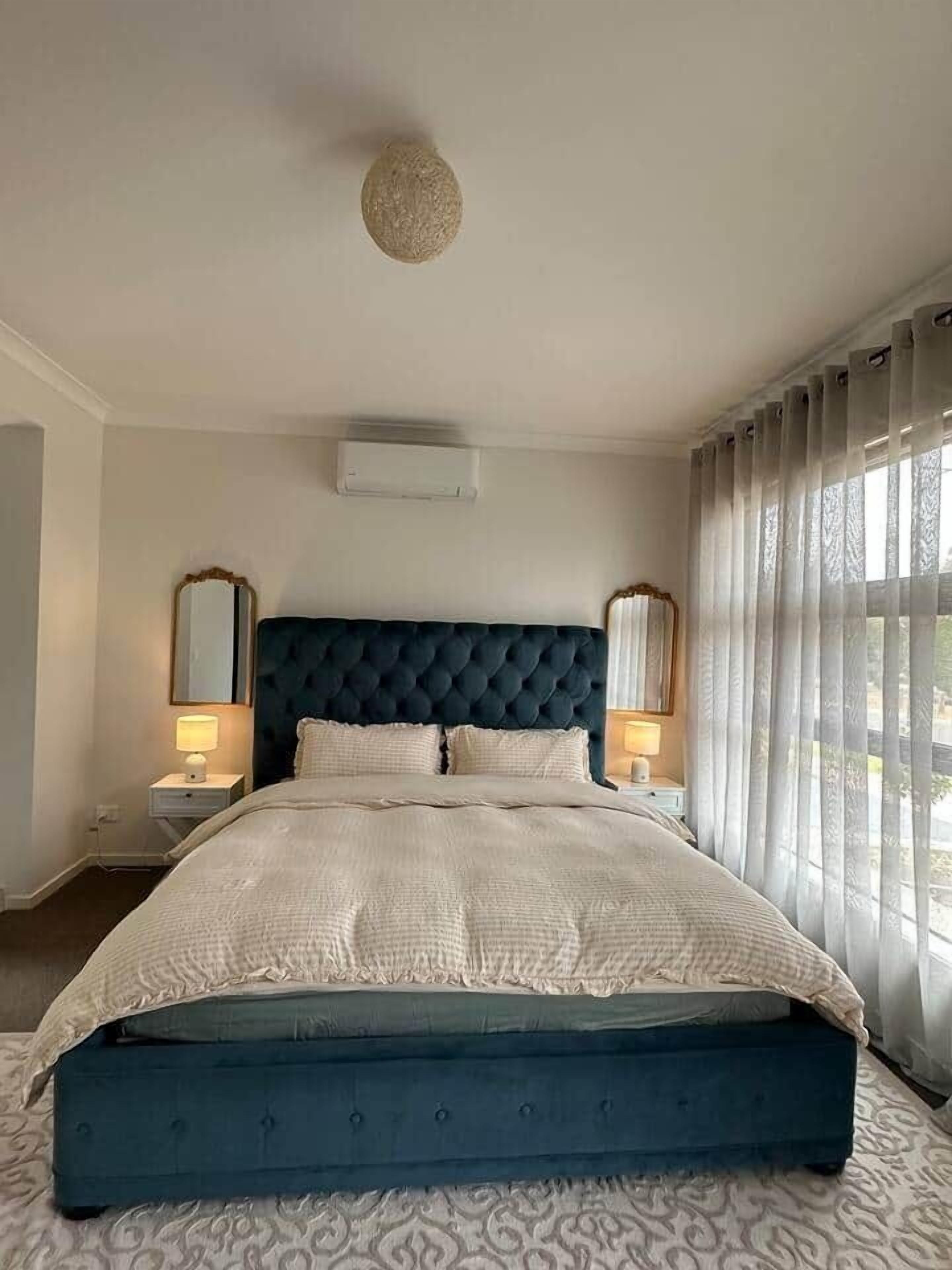 3 slaapkamers, een kluis op de kamer, een strijkplank/strijkijzer, wifi