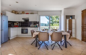 Réfrigérateur, four, plaque de cuisson, cafetiÚre/bouilloire