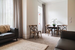 4 habitaciones, cortinas blackout y tabla de planchar con plancha 