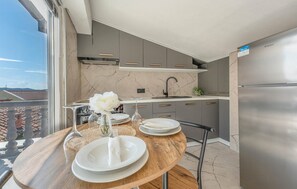 Een koelkast, een oven, een vaatwasser, een koffiezetapparaat/waterkoker