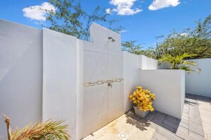 Property grounds - Amazing 2BR Suite|Pool|Patio|BBQ|5 min->Palm Beach (Noord)