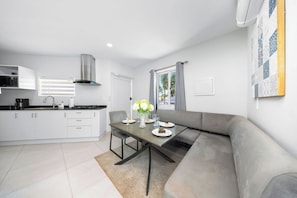 Interior - Amazing 2BR Suite|Pool|Patio|BBQ|5 min->Palm Beach (Noord)