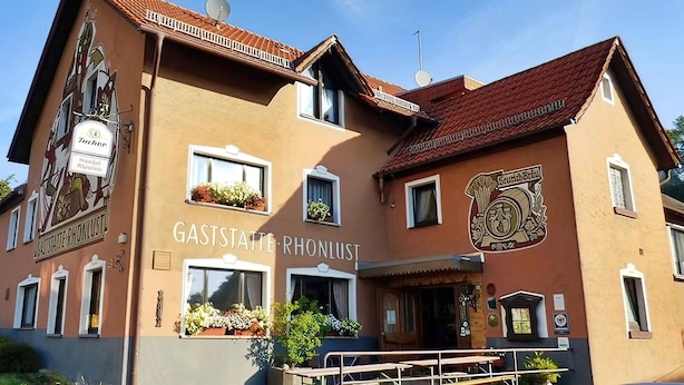 A building with the sign "GASTSTÄTTE RONLUST" and a coat of arms. - Beautiful apartment in Bischofsheim (Bischofsheim)