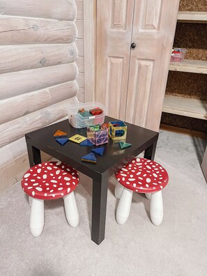 Children's area - Serene Log Cabin Haven: Experience Rustic Charm in Cary- families welcome! (Cary)