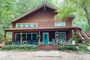Exterior - Serene Log Cabin Haven: Experience Rustic Charm in Cary- families welcome! (Cary)