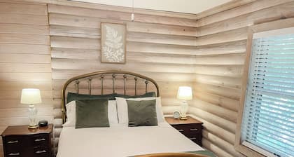 Serene Log Cabin Haven: Experience Rustic Charm in Cary- families welcome!