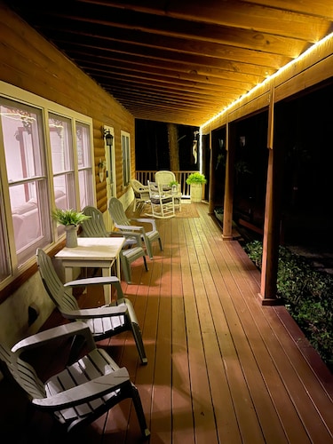 Serene Log Cabin Haven: Experience Rustic Charm in Cary- families welcome!