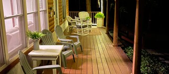 Serene Log Cabin Haven: Experience Rustic Charm in Cary- families welcome!