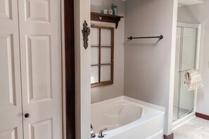 Hair dryer, towels, soap, toilet paper - Serene Log Cabin Haven: Experience Rustic Charm in Cary- families welcome! (Cary)