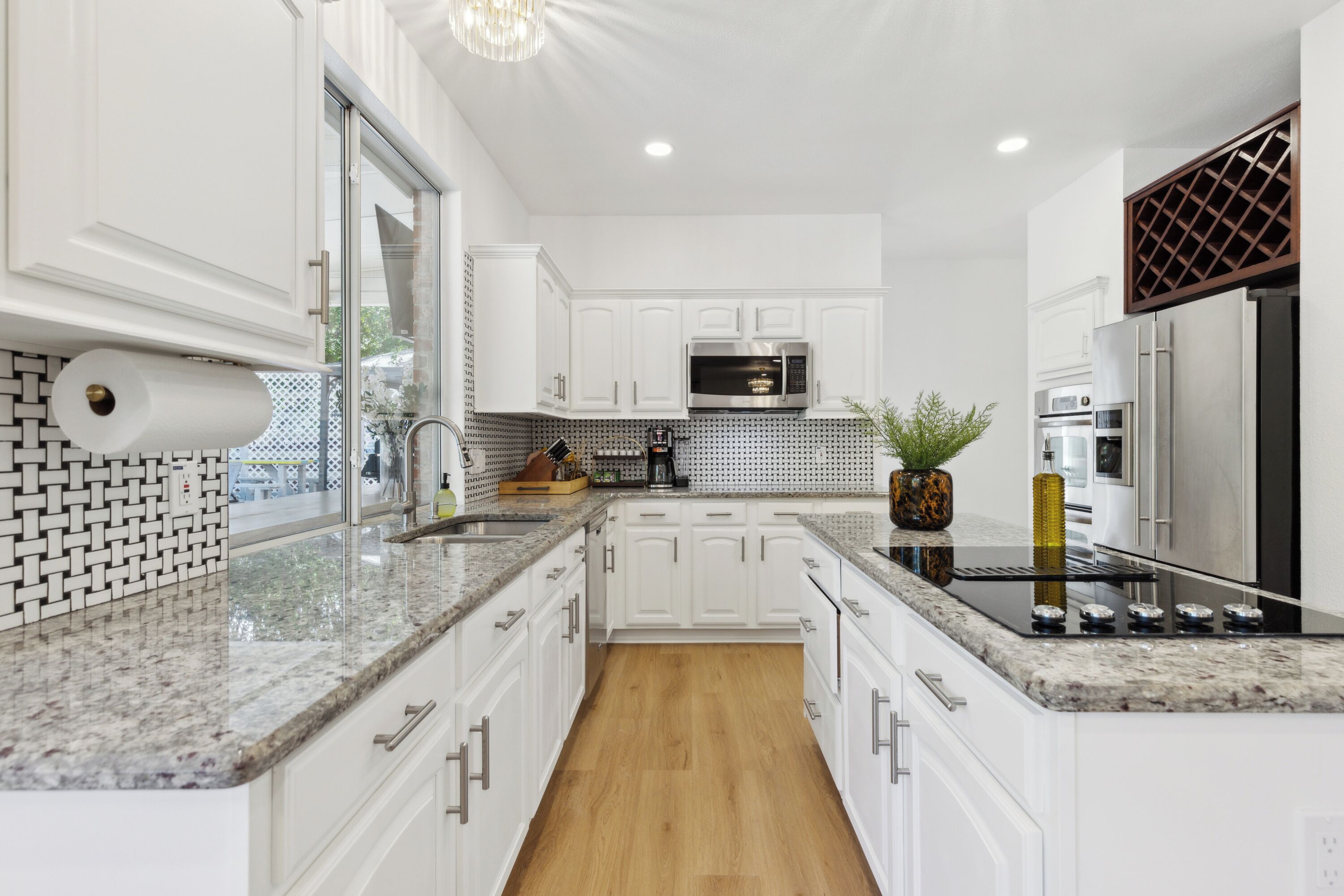 冷蔵庫、電子レンジ、オーブン、コンロ