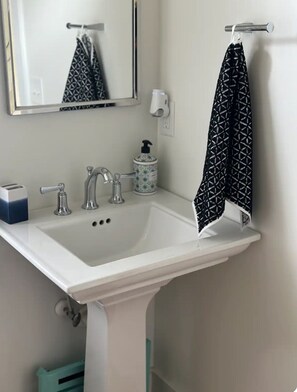 Bruser, hårtørrer, håndklæder, Sæbe