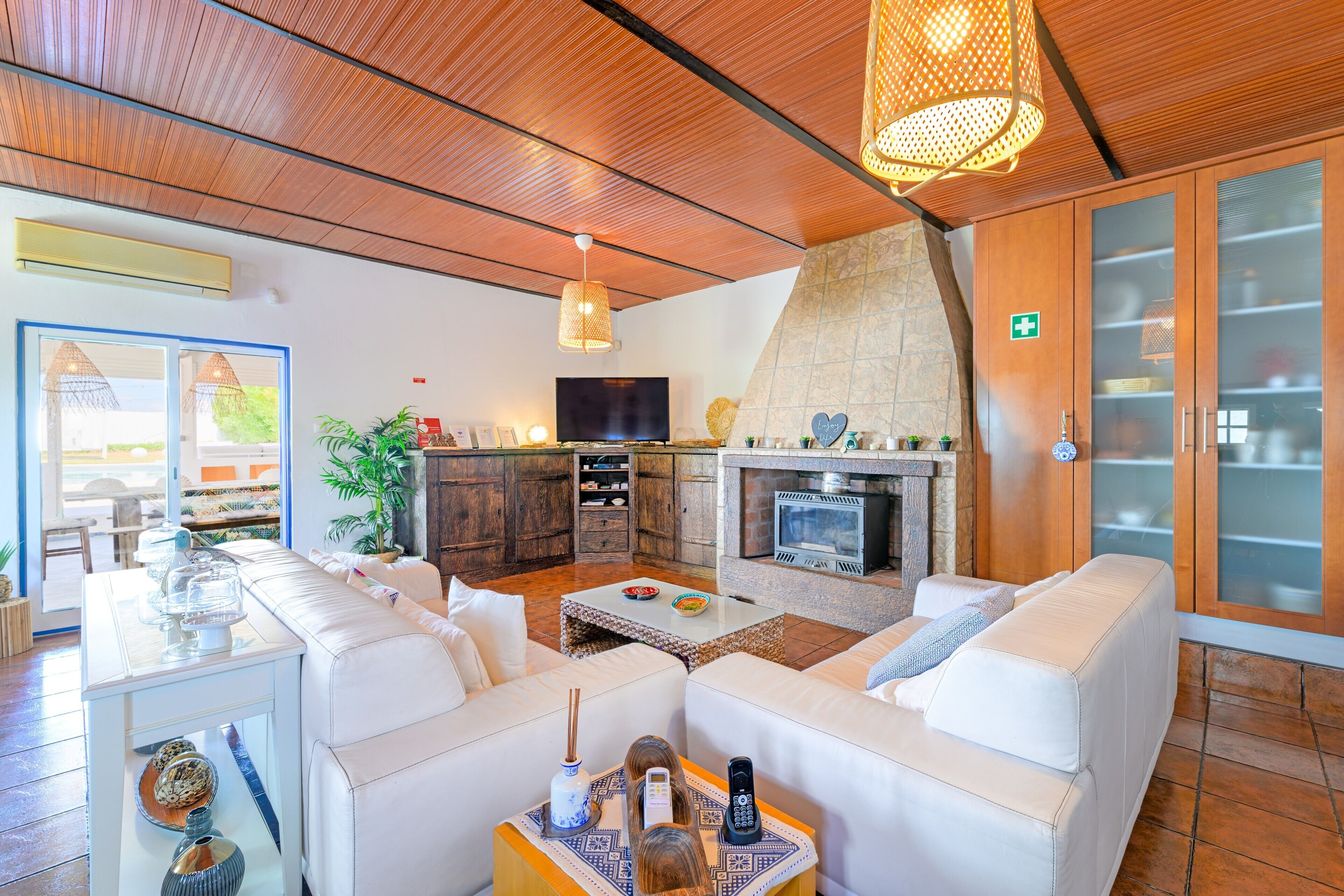 TV, fireplace, ping pong