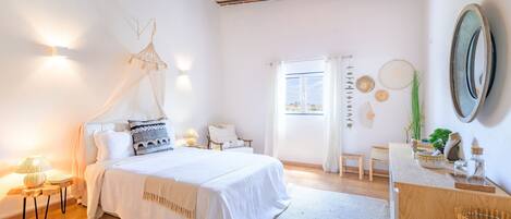 3 bedrooms, free WiFi, bed sheets, wheelchair access