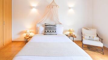 3 bedrooms, free WiFi, bed sheets, wheelchair access