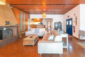 Una televisión, una chimenea, una mesa de tenis de mesa