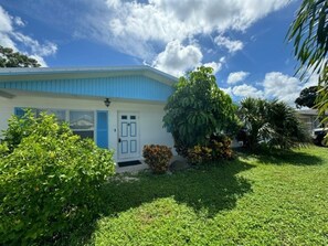 Exterior - 3-bedroom house in fabulous Bradenton with AC, WiFi, Youtube TV, pool and more.. (Bradenton)
