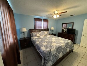 3 bedrooms, iron/ironing board, WiFi, bed sheets - 3-bedroom house in fabulous Bradenton with AC, WiFi, Youtube TV, pool and more.. (Bradenton)