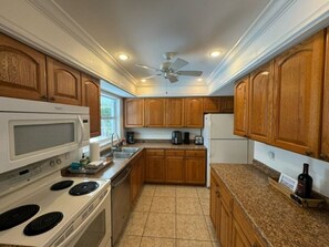Private kitchen - 3-bedroom house in fabulous Bradenton with AC, WiFi, Youtube TV, pool and more.. (Bradenton)