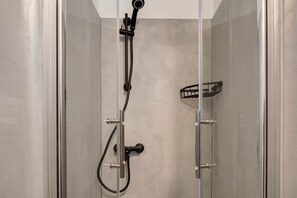 Ducha, secador de pelo y toallas