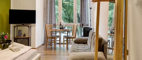 1 habitación, tabla de planchar con plancha, wifi gratis y ropa de cama