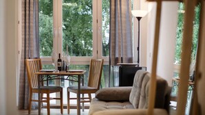 Ein Essbereich mit Tisch, Stühlen und einer Couch.