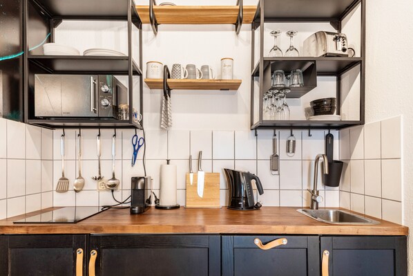 Fridge, microwave, stovetop, dishwasher