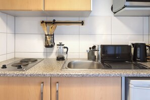 Kühlschrank, Mikrowelle, Herdplatte, Wasserkocher mit Kaffee-/Teezubehör