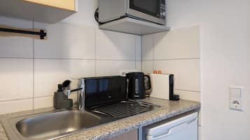Kühlschrank, Mikrowelle, Herdplatte, Wasserkocher mit Kaffee-/Teezubehör