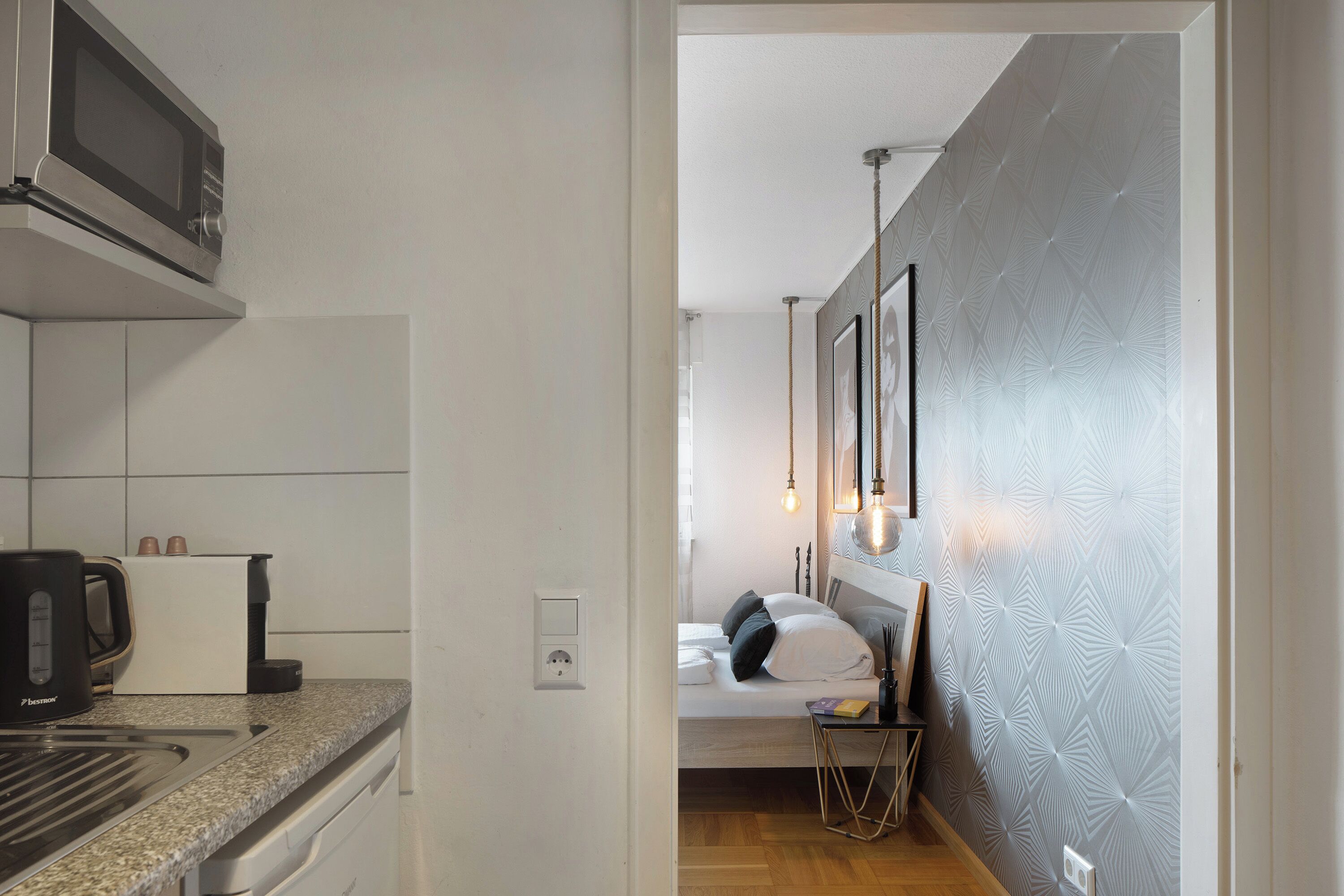 Jääkaappi, mikroaaltouuni, liesi, kahvin-/teenkeitin