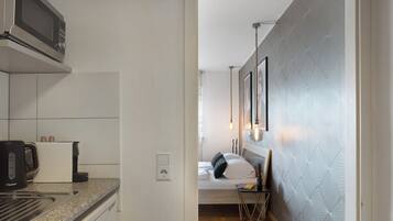 Jääkaappi, mikroaaltouuni, liesi, kahvin-/teenkeitin