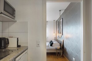 Kjøleskap, mikrobølgeovn, kokeplater og kaffetrakter/tekoker