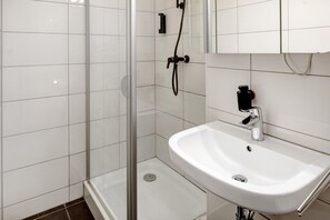 Dusch, gratis toalettartiklar, hårtork och handdukar