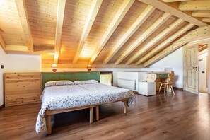 1 bedroom, bed sheets