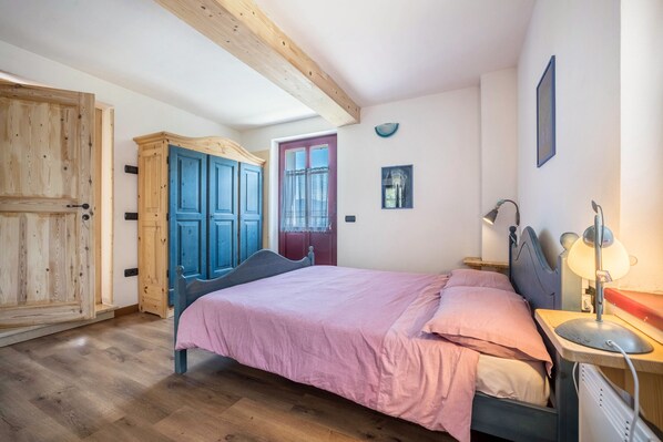 1 bedroom, bed sheets