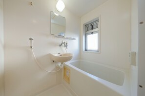 Departamento | Baño | Tina con regadera, secadora de cabello, toallas, shampoo 