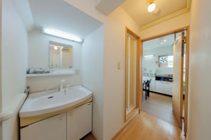 402, 6-person Accomodation, Non Smoking | Bathroom