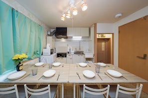 302 (8 people, non-smoking) | Private kitchen