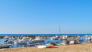 Un port de plaisance où de nombreux bateaux sont amarrés le long de la côte.