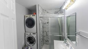 Regadera, secadora de cabello, toallas, jabón