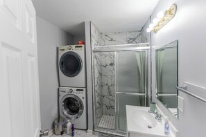 Dusche, Haartrockner, Handtücher, Seife